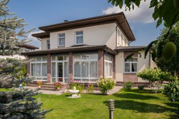 Дом в классическом стиле с цветущим садом - 103283