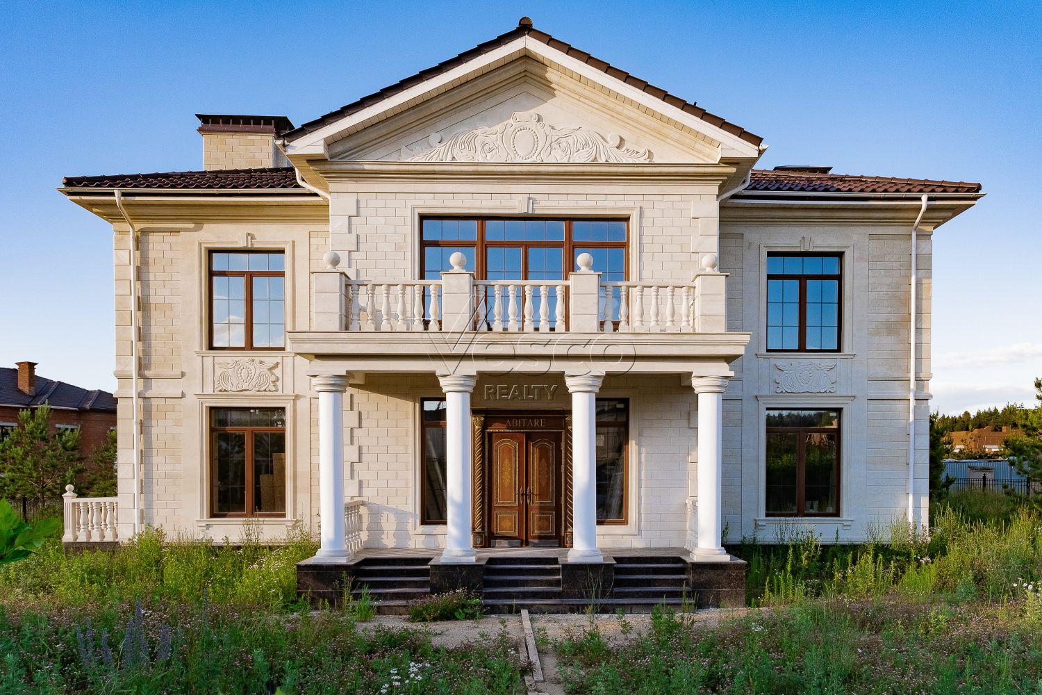 Классический коттедж с фасадом из натурального камня!