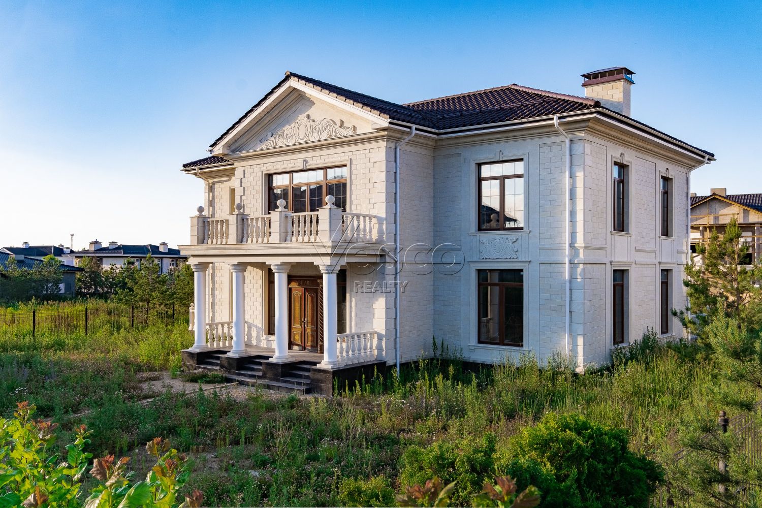Классический коттедж с фасадом из натурального камня!