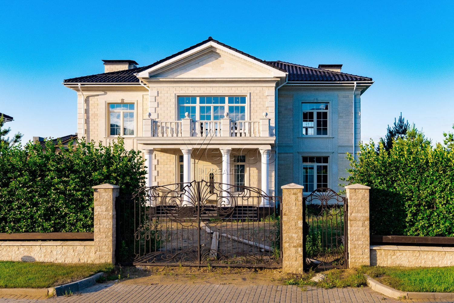 Классический коттедж с фасадом из натурального камня!