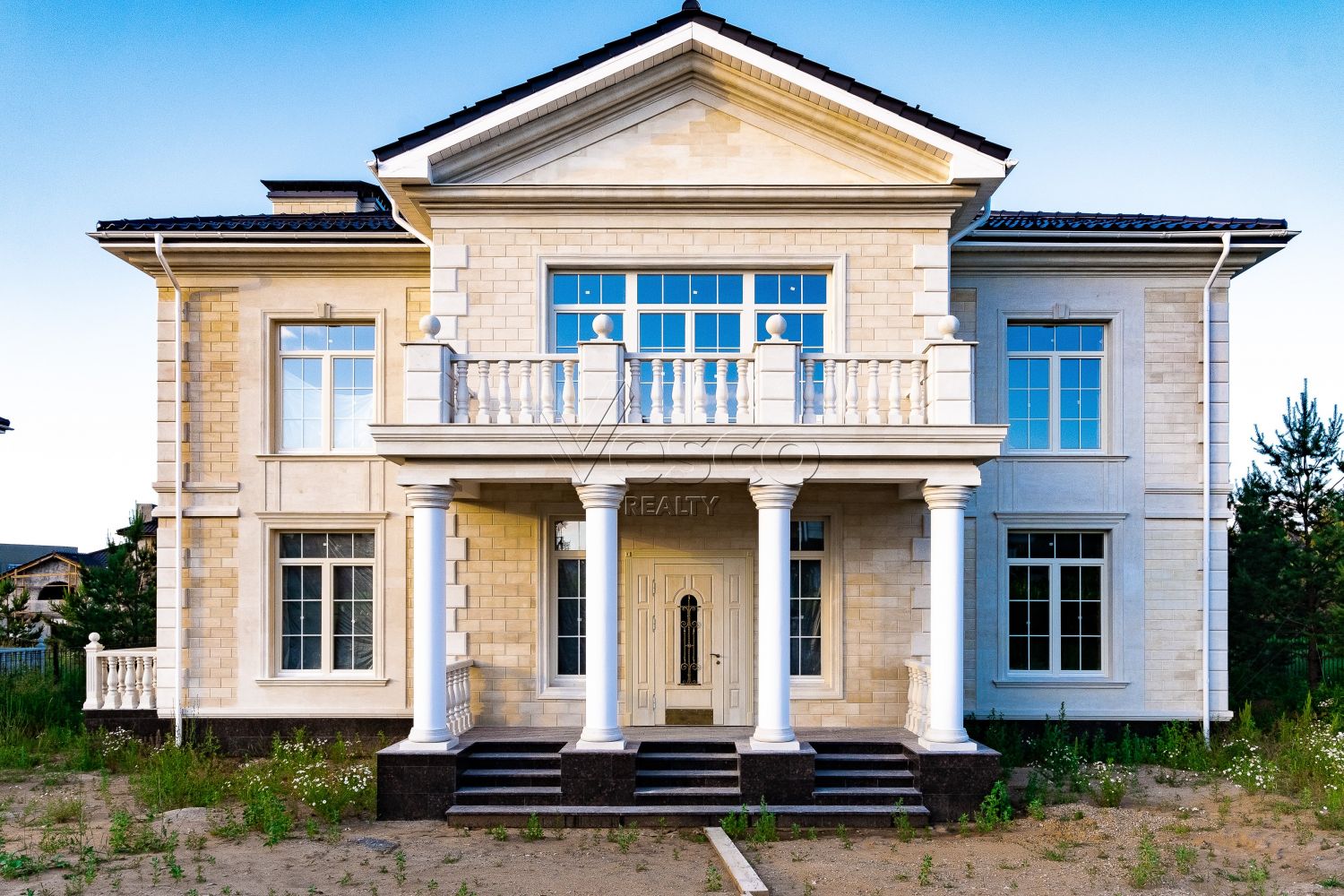 Классический коттедж с фасадом из натурального камня!