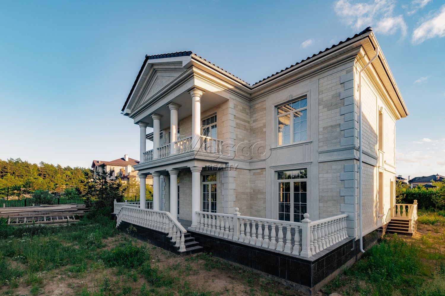 Классический коттедж с фасадом из натурального камня!