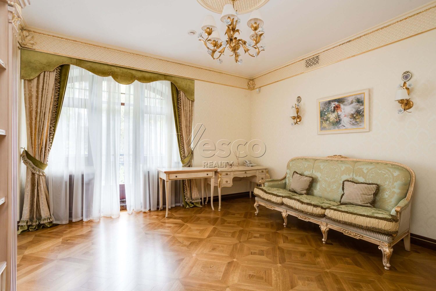 Резиденция в замковом стиле в охраняемом поселке на Николиной горе