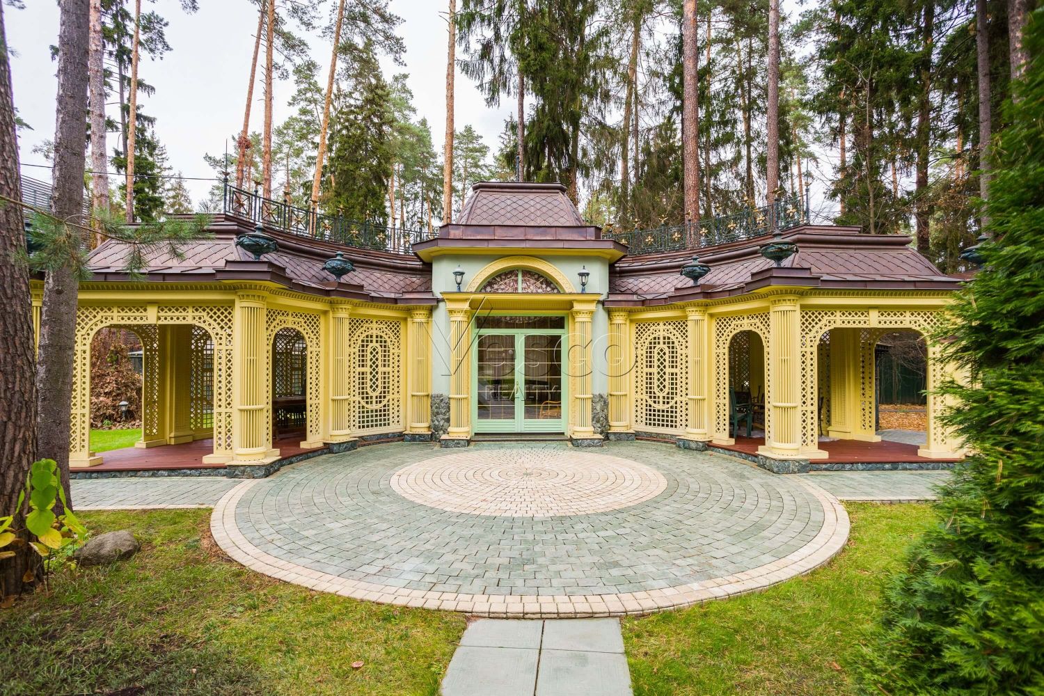 Резиденция в замковом стиле в охраняемом поселке на Николиной горе