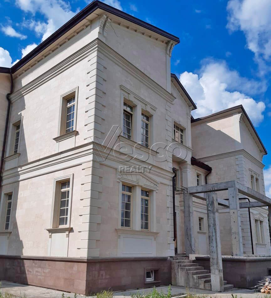 Особняк в классическом стиле без отделки