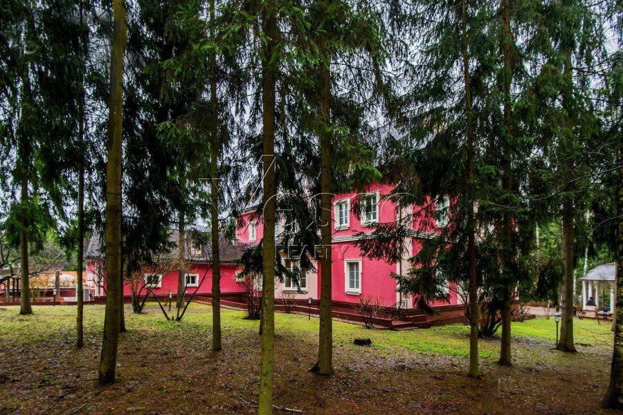 Загородный коттедж в изысканным интерьером