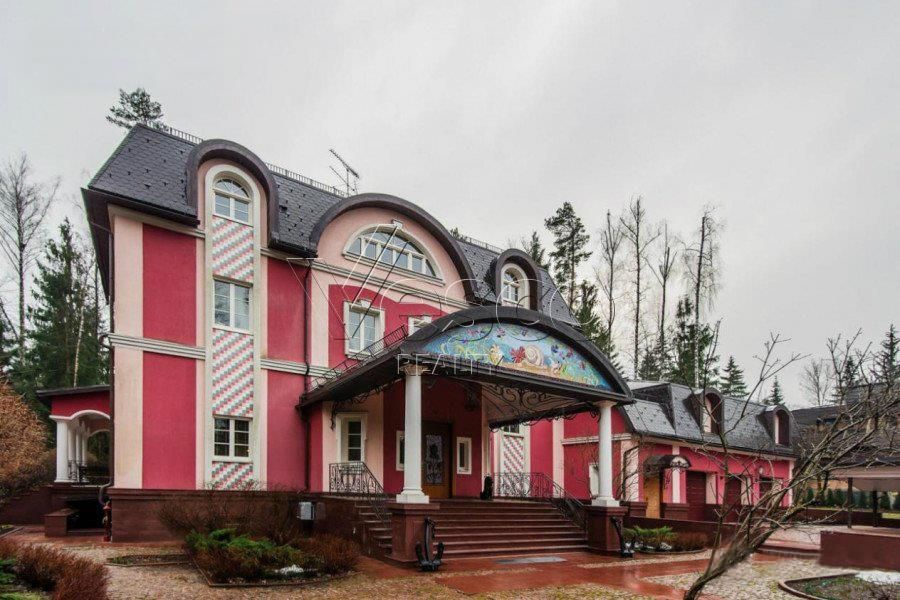 Загородный коттедж в изысканным интерьером