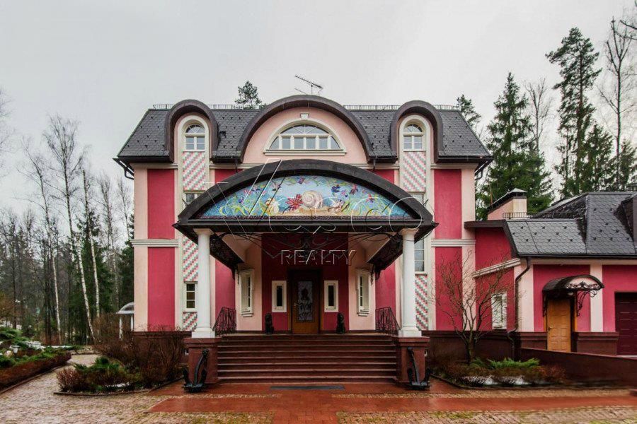 Загородный коттедж в изысканным интерьером