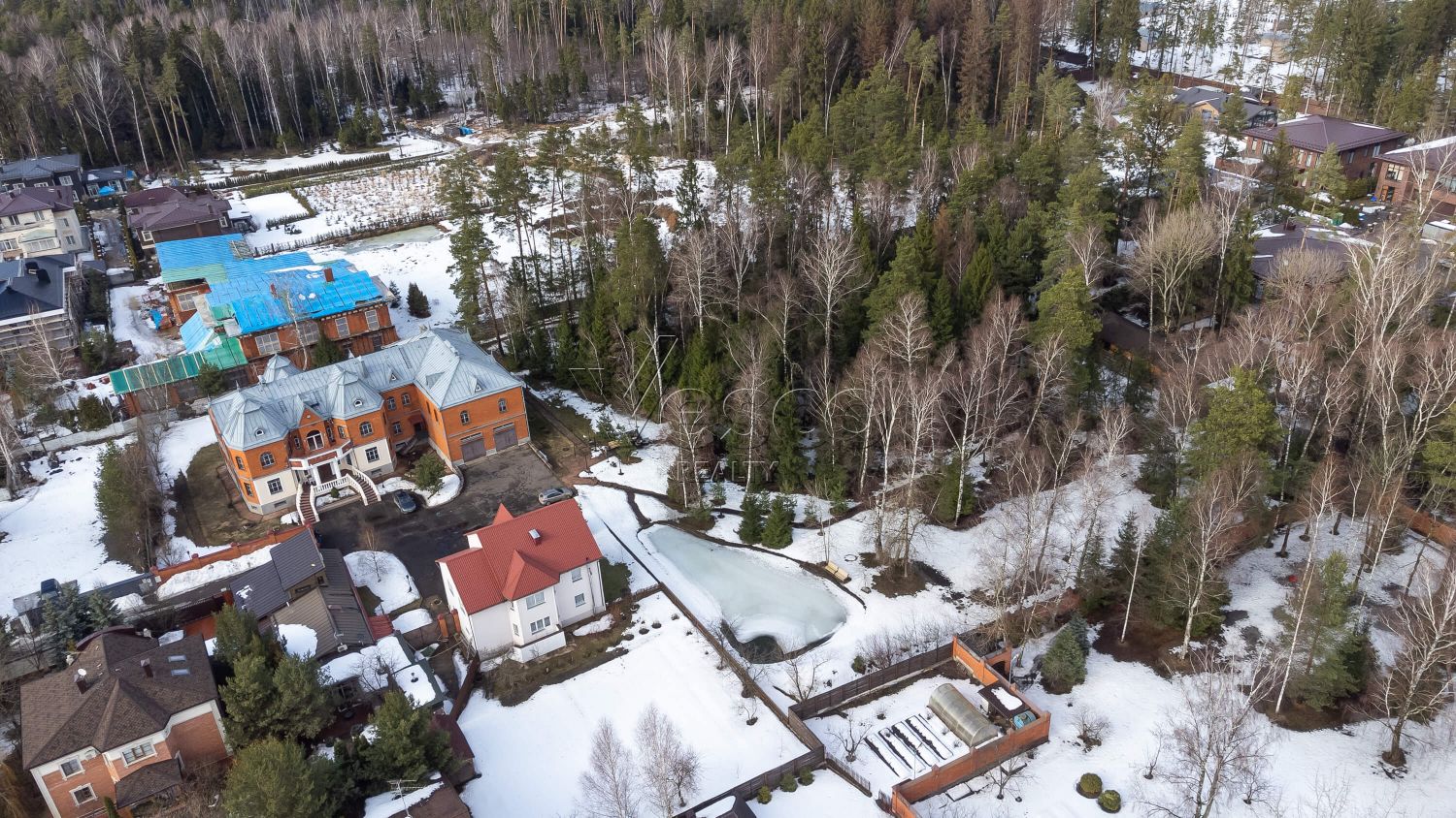 Загородная усадьба на большом участке с прудом