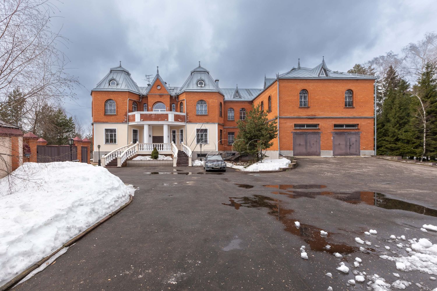 Загородная усадьба на большом участке с прудом
