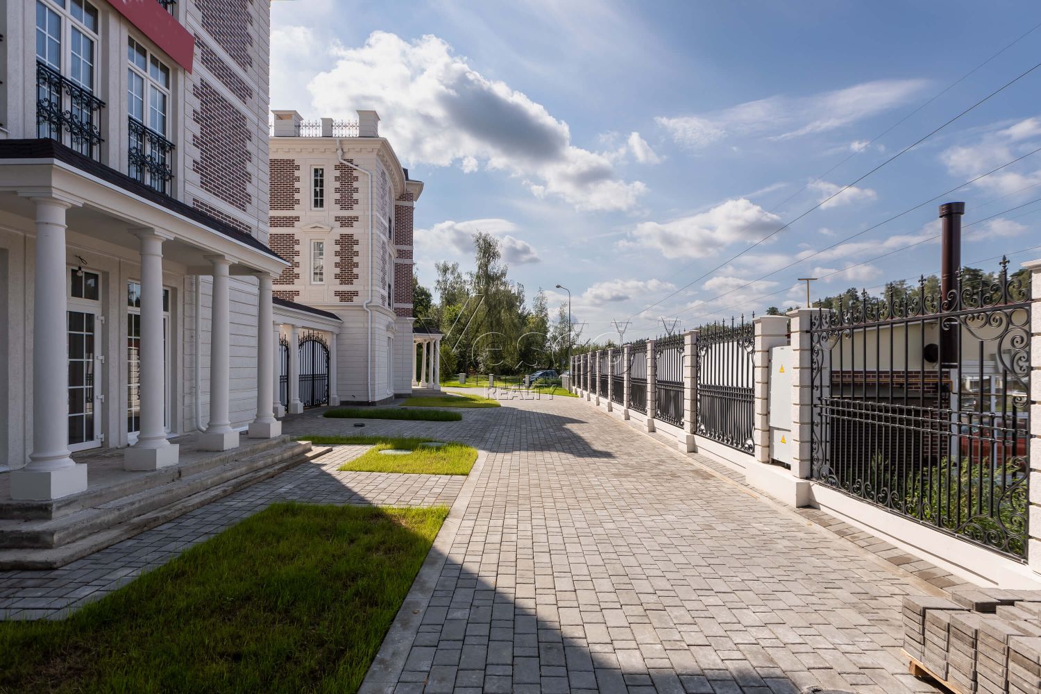 Дом в стадии отделки в клубном поселке Монплезир