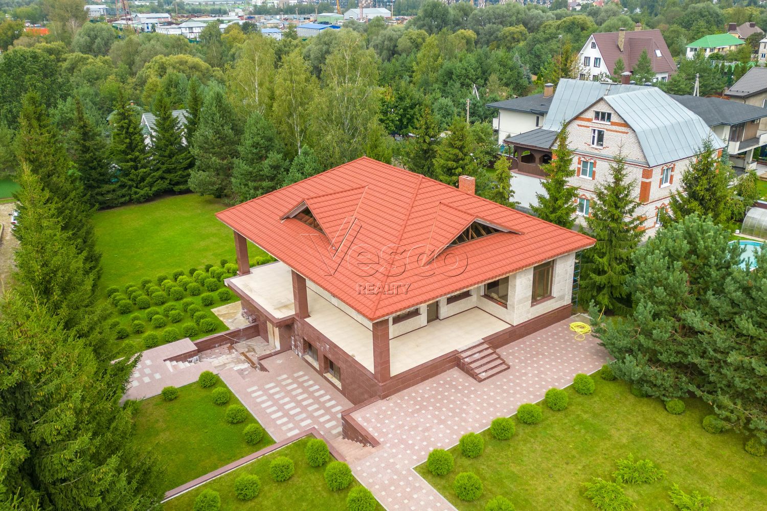 Коттедж с лифтом и бассейном
