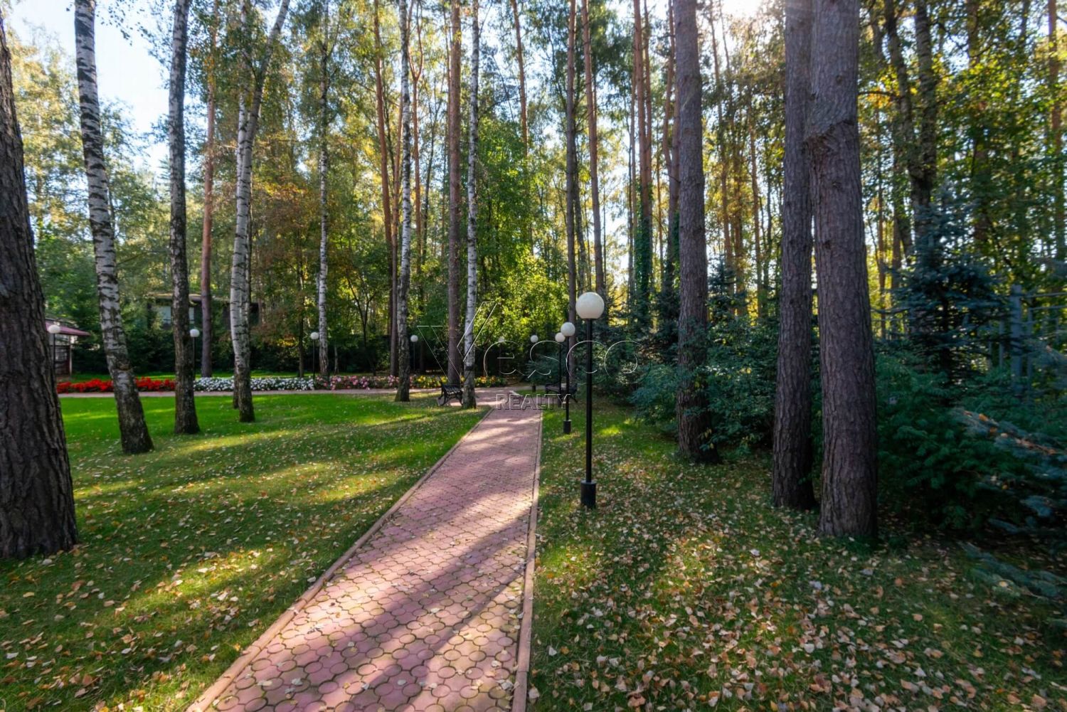 Классический особняк в КП Осень-1 у леса, с квартирой для персонала