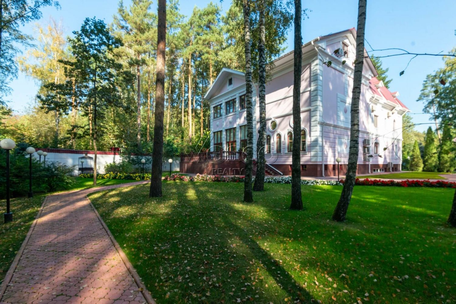 Классический особняк в КП Осень-1 у леса, с квартирой для персонала