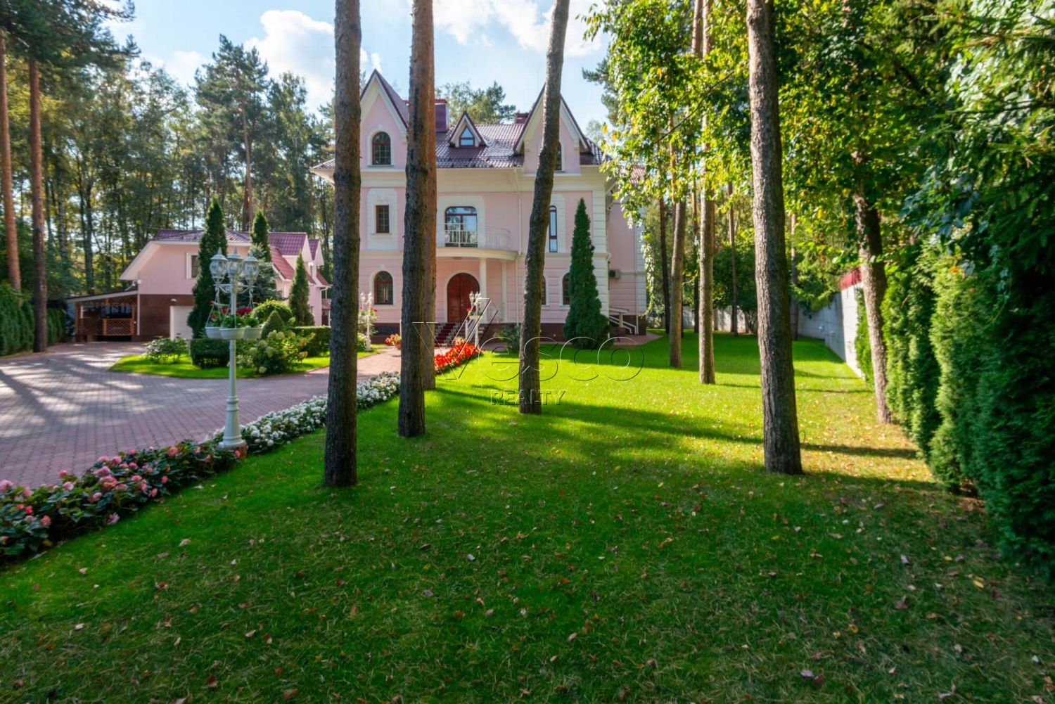 Классический особняк в КП Осень-1 у леса, с квартирой для персонала