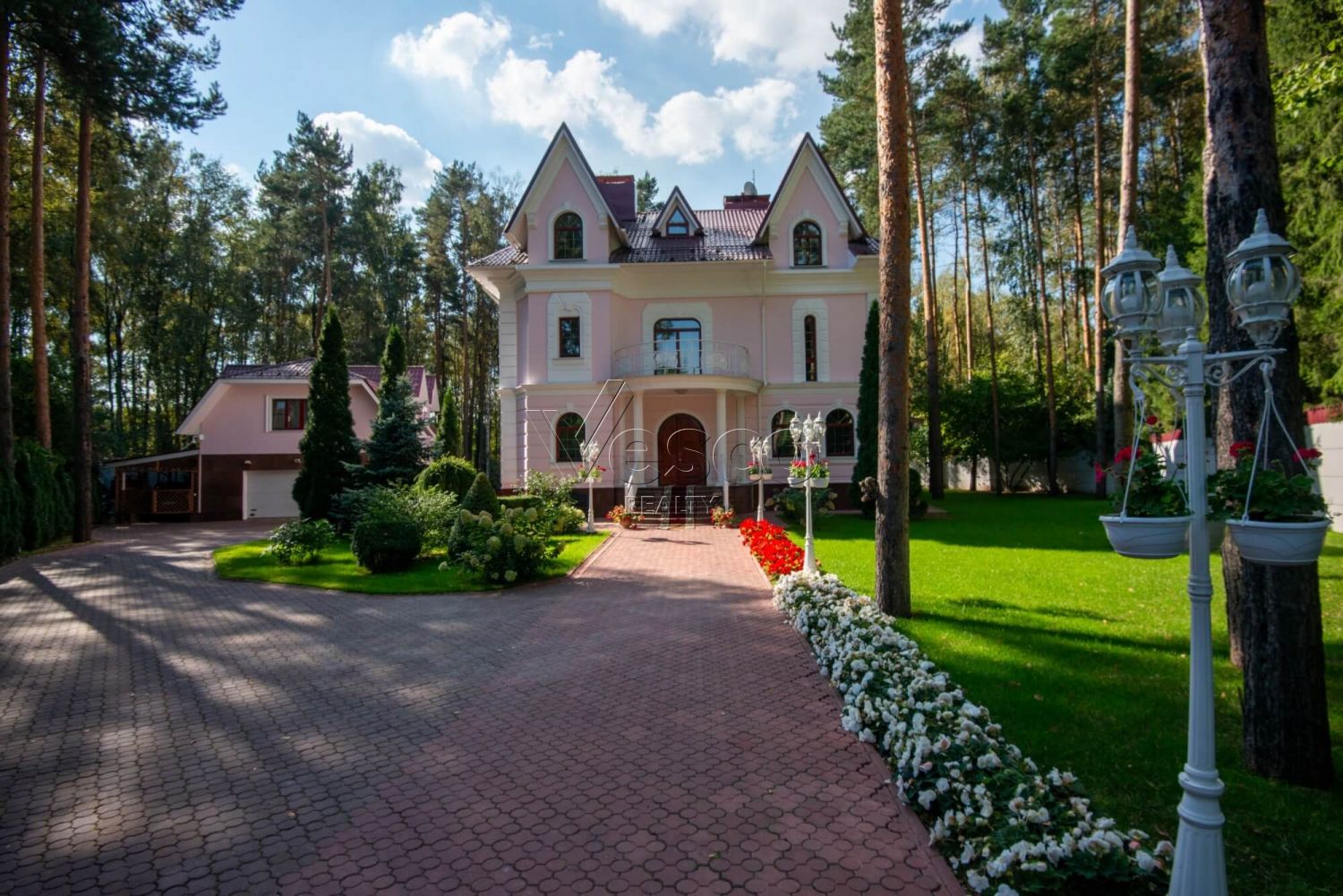 Классический особняк в КП Осень-1 у леса, с квартирой для персонала