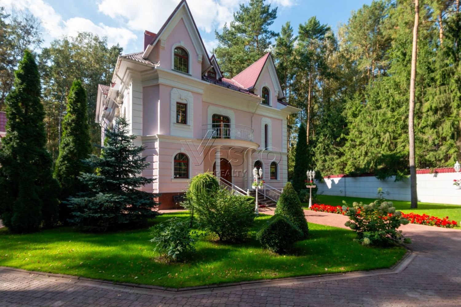 Классический особняк в КП Осень-1 у леса, с квартирой для персонала