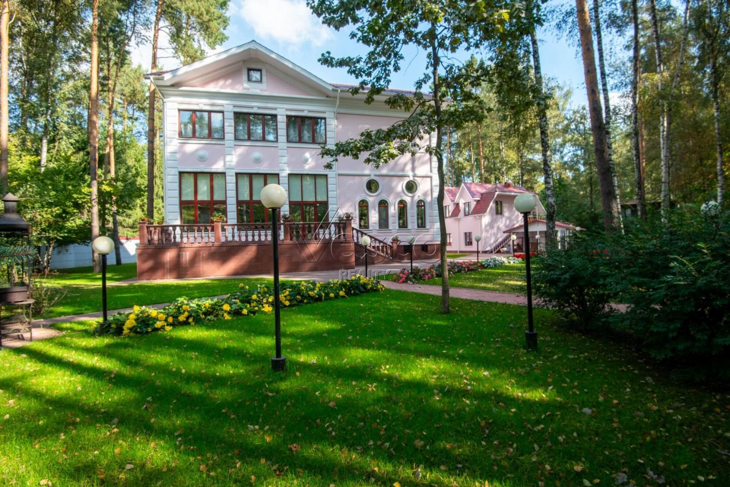 Классический особняк в КП Осень-1 у леса, с квартирой для персонала