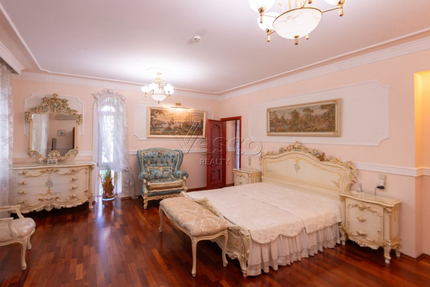 Классический особняк в КП Осень-1 у леса, с квартирой для персонала