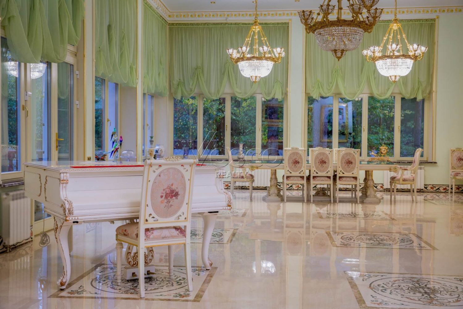 Классический особняк в КП Осень-1 у леса, с квартирой для персонала