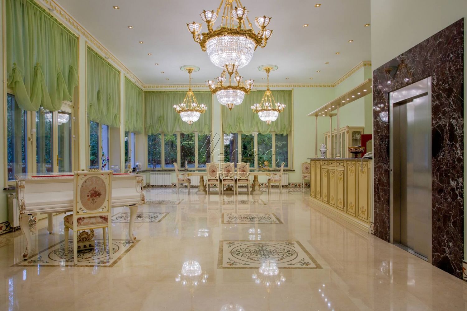 Классический особняк в КП Осень-1 у леса, с квартирой для персонала