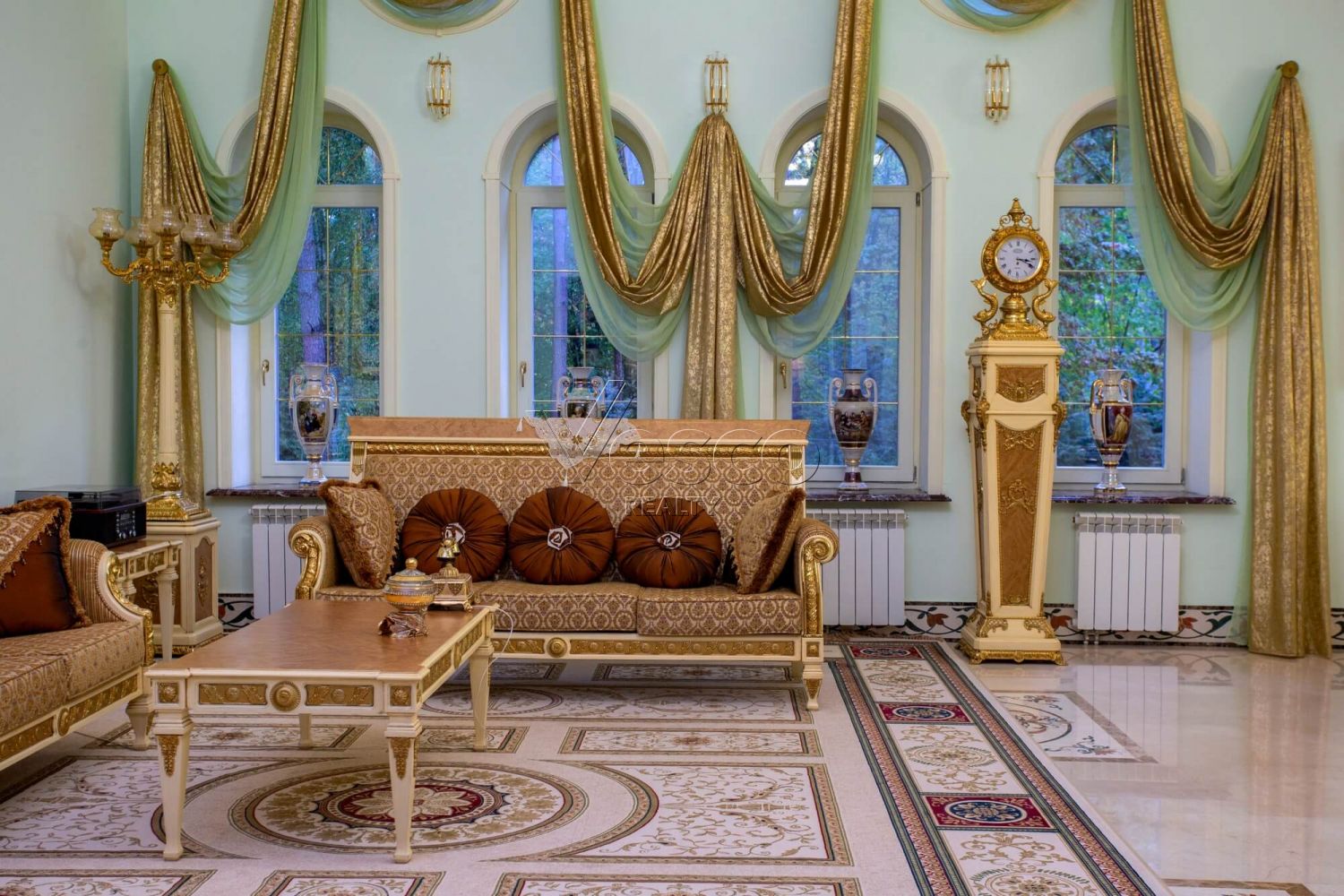 Классический особняк в КП Осень-1 у леса, с квартирой для персонала