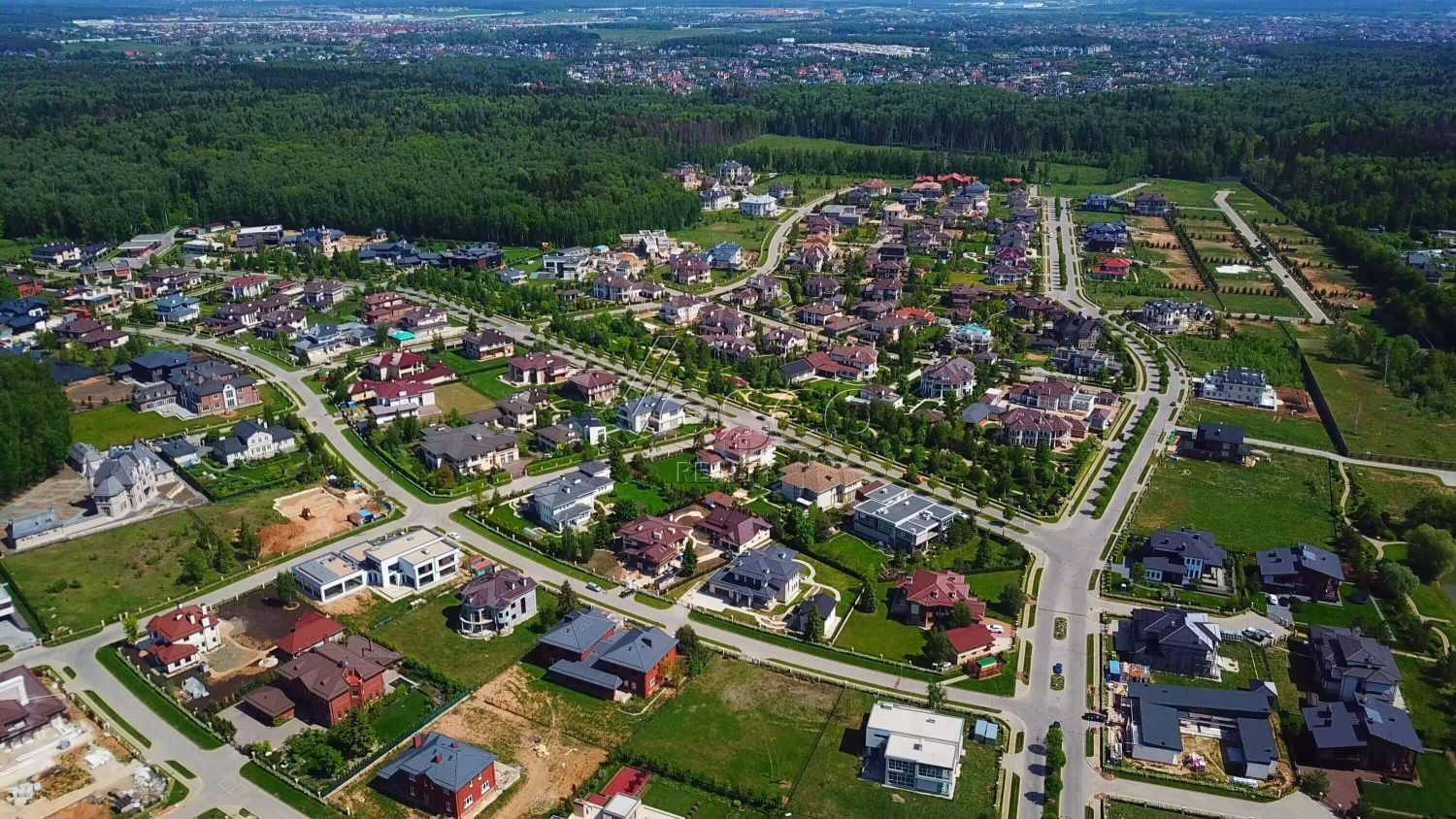 Большой прилесной участок