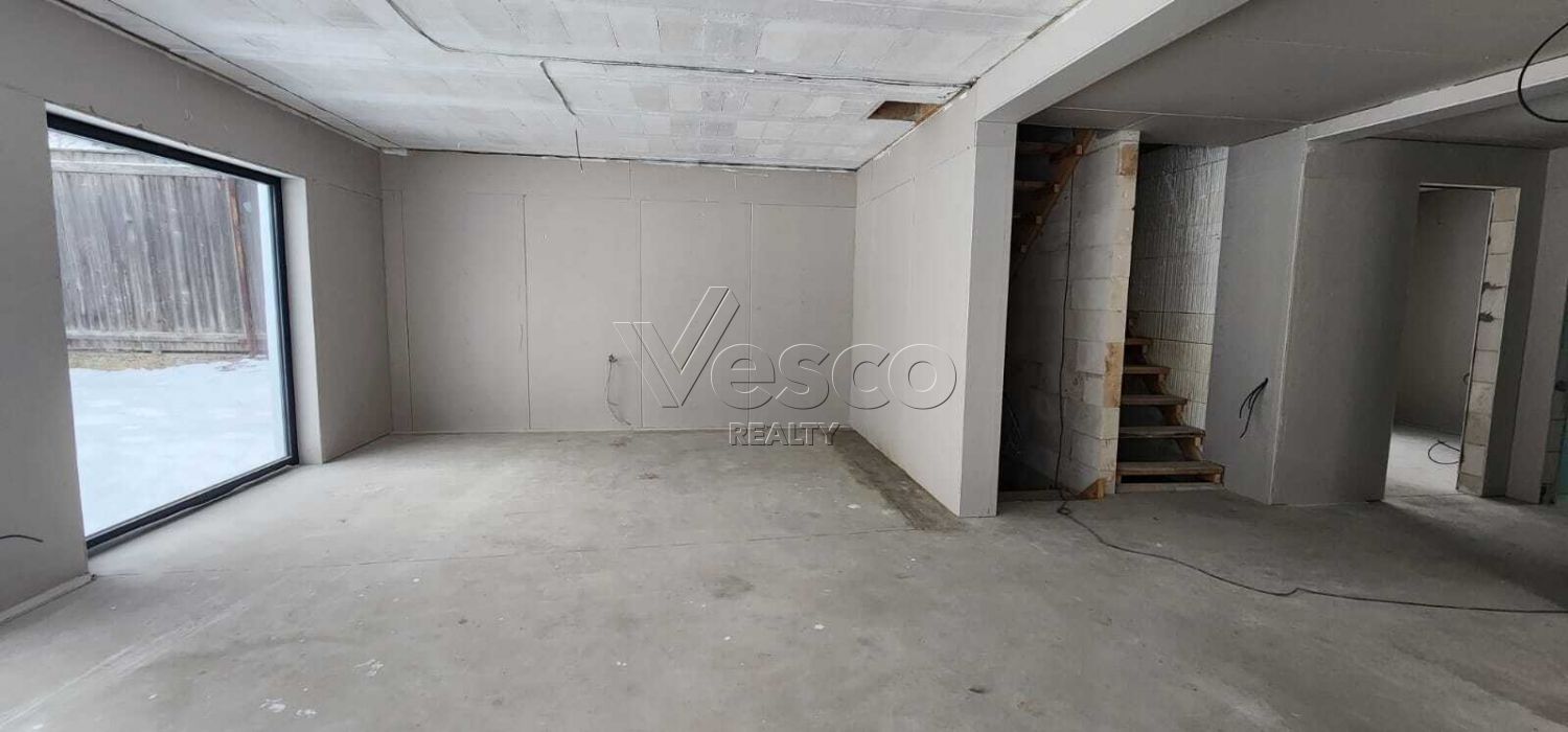 Новый современный дом с большой террасой