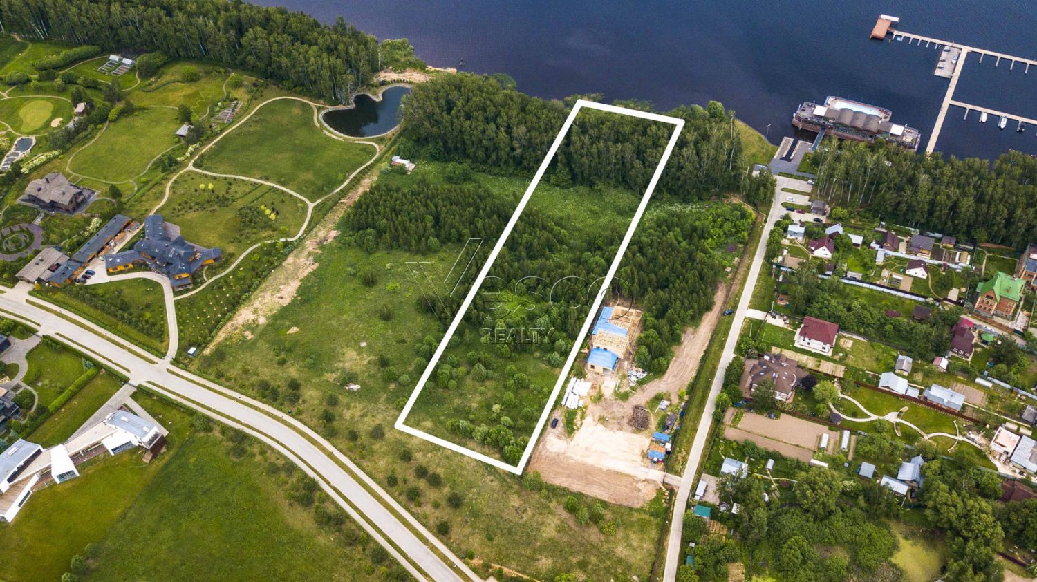 Участок на первой линии водохранилища