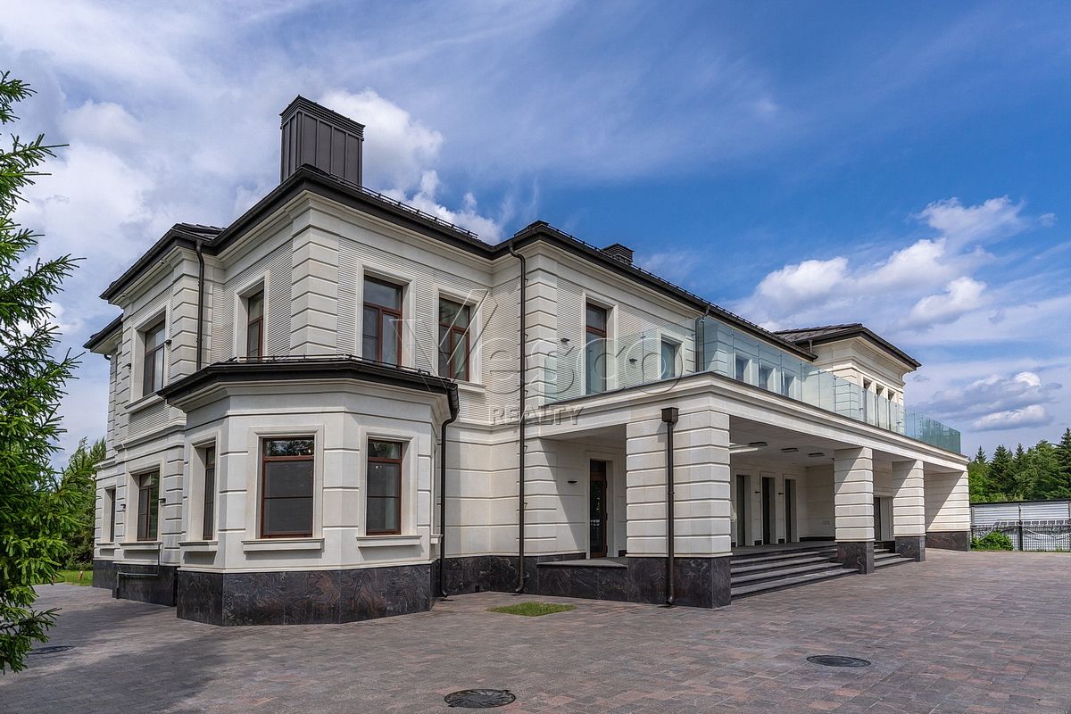 Новый дом на тупиковой улице рядом с озером