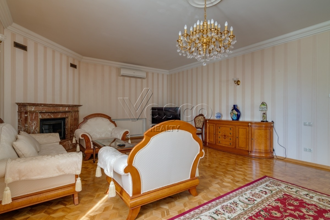 Кирпичный коттедж с классической отделкой