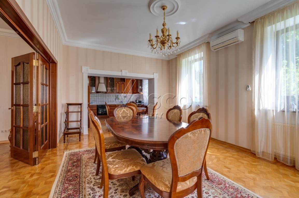 Кирпичный коттедж с классической отделкой