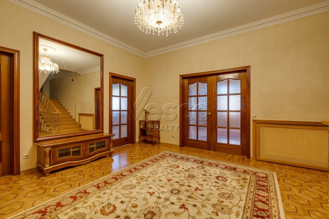 Кирпичный коттедж с классической отделкой