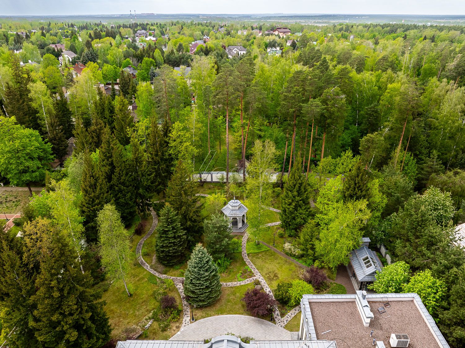 Роскошный особняк на лесном участке