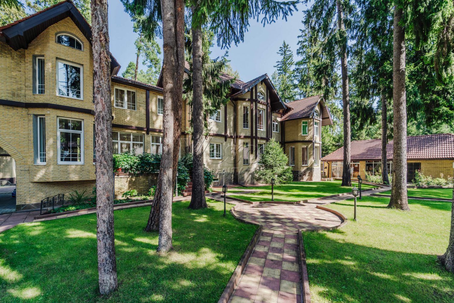 Загородный дом на просторном лесном участке