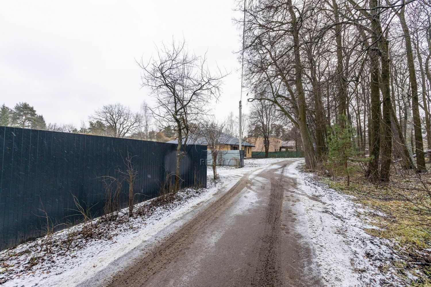 Участок на берегу озера в поселке у леса