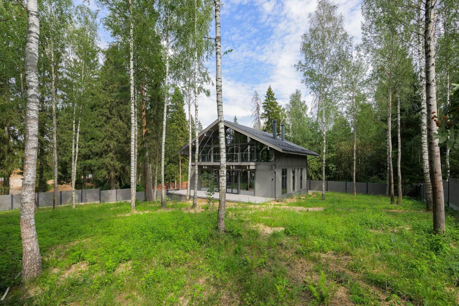 Модный современный фахверк с панорамными окнами в лесу