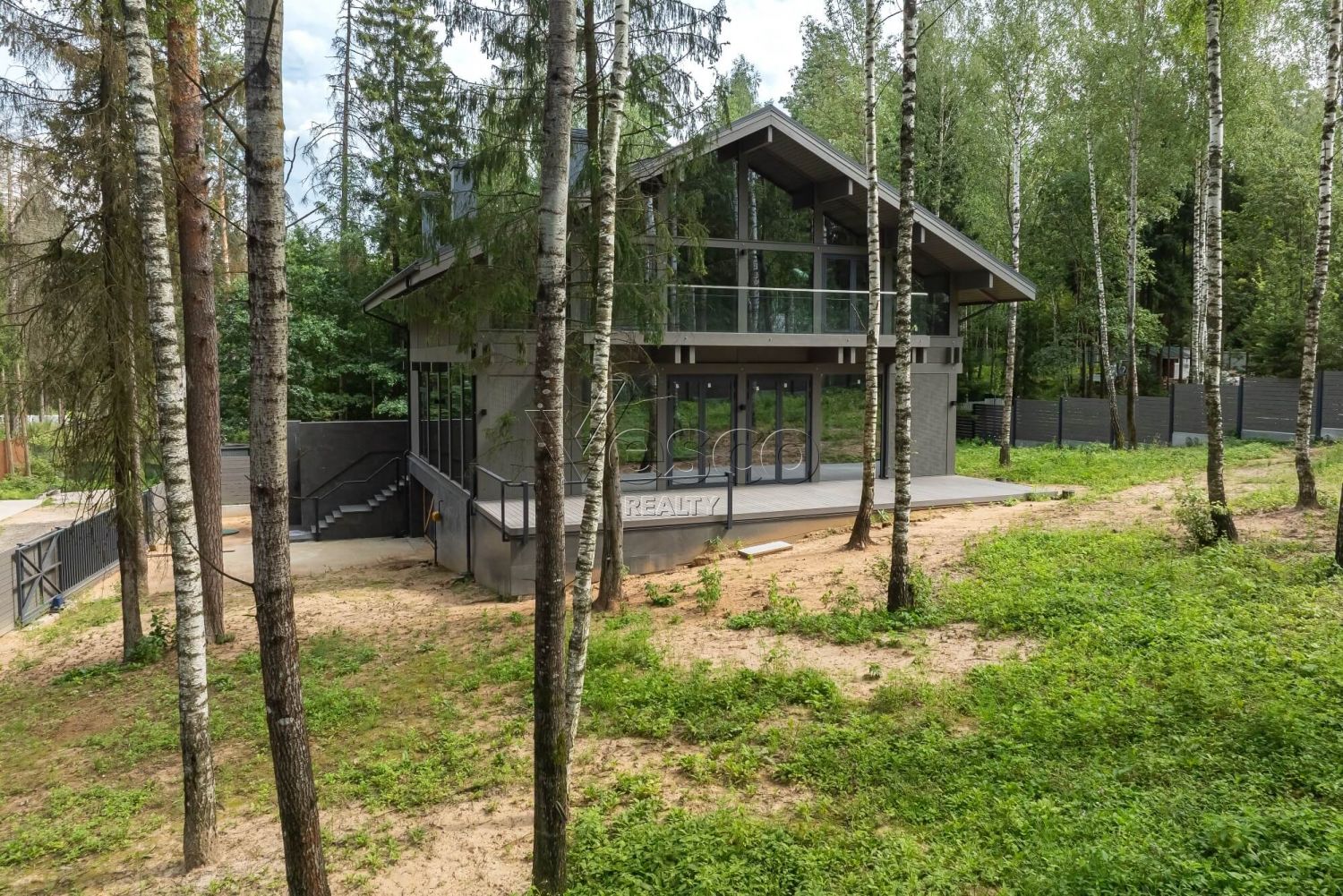 Модный современный фахверк с панорамными окнами в лесу