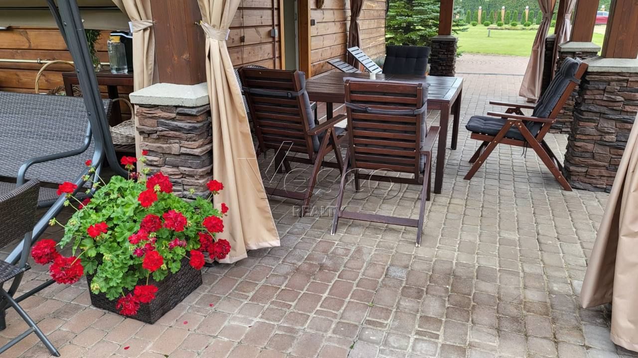 Дом на большом прилесном участке с прудом