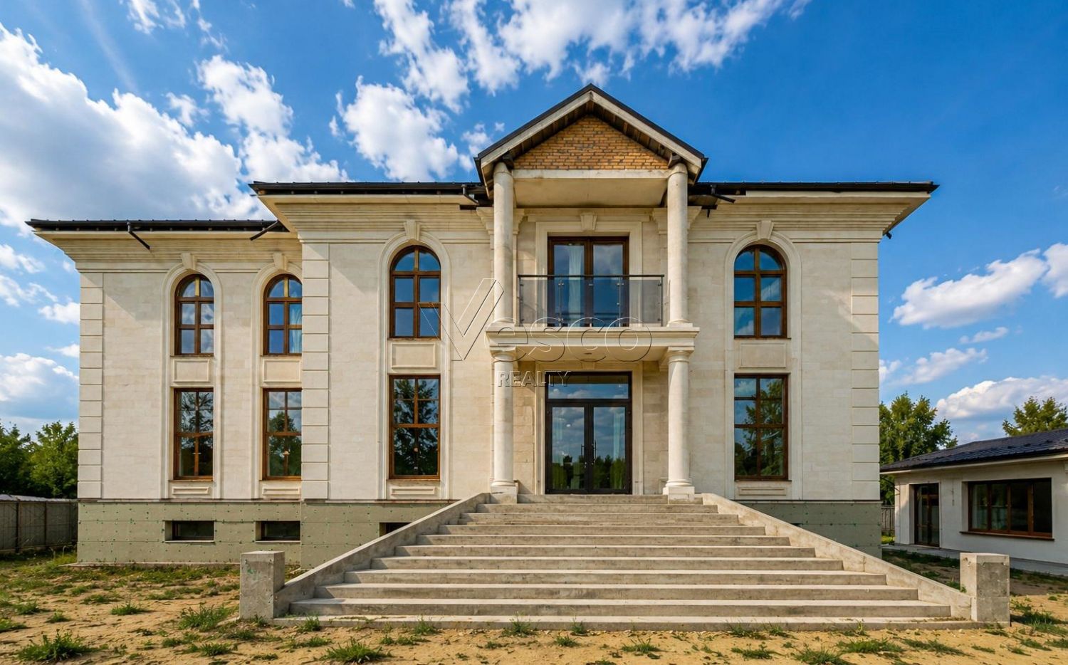 Загородная резиденция в черновой отделке