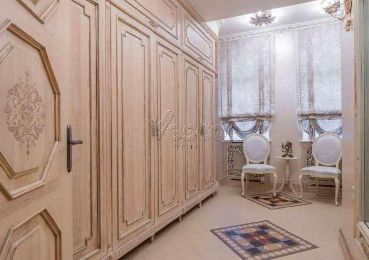 Дом с дизайнерской отделкой в классическом стиле