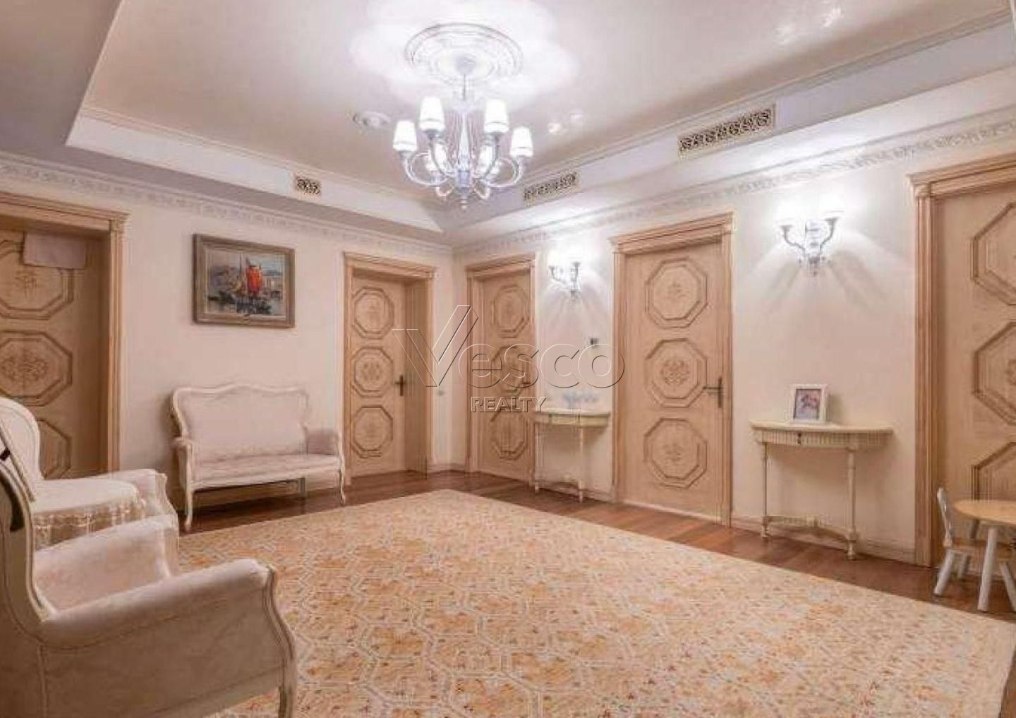 Дом с дизайнерской отделкой в классическом стиле