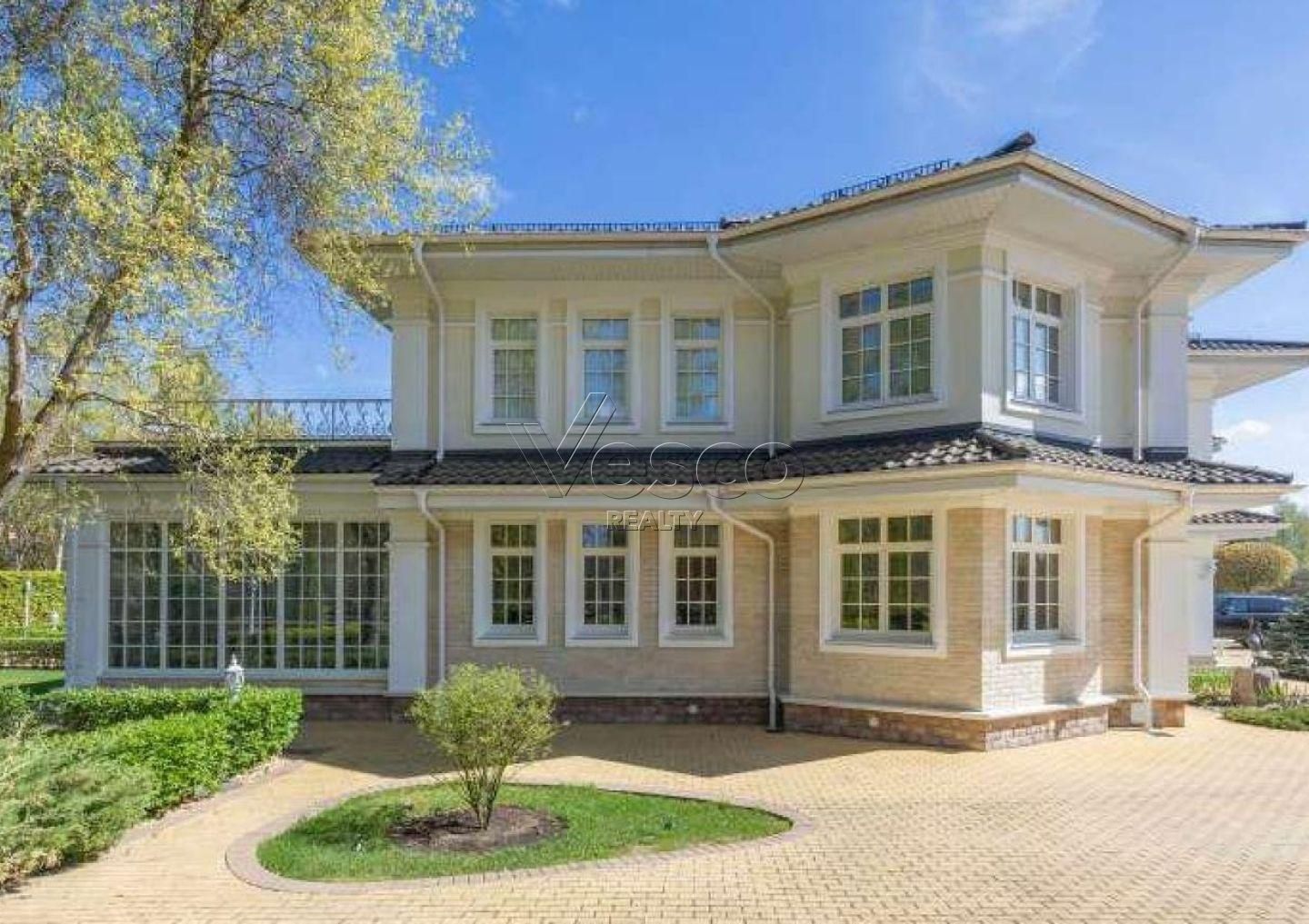 Дом с дизайнерской отделкой в классическом стиле