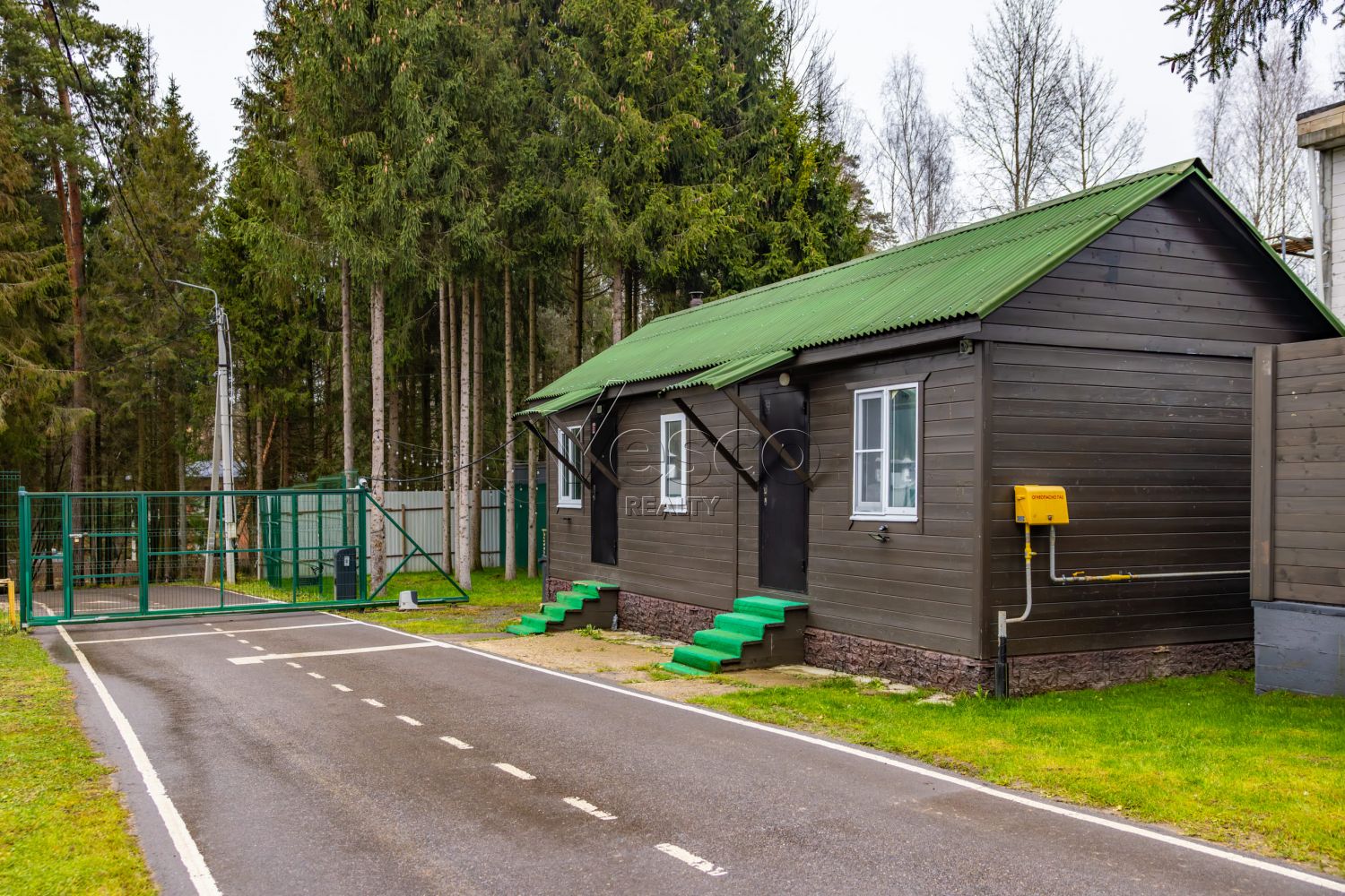 Лесной участок в камерном поселке