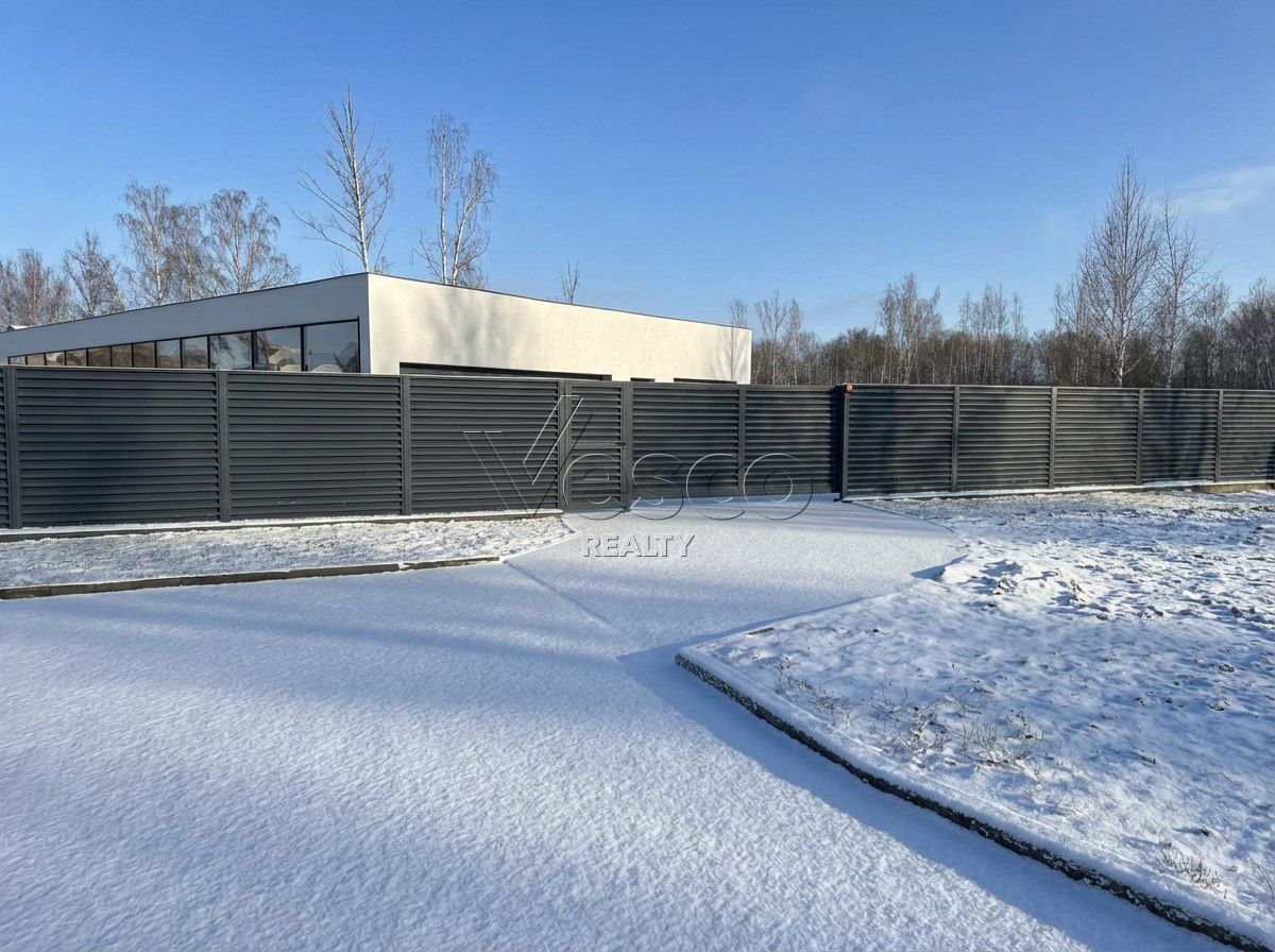 Одноэтажный дом с бассейном