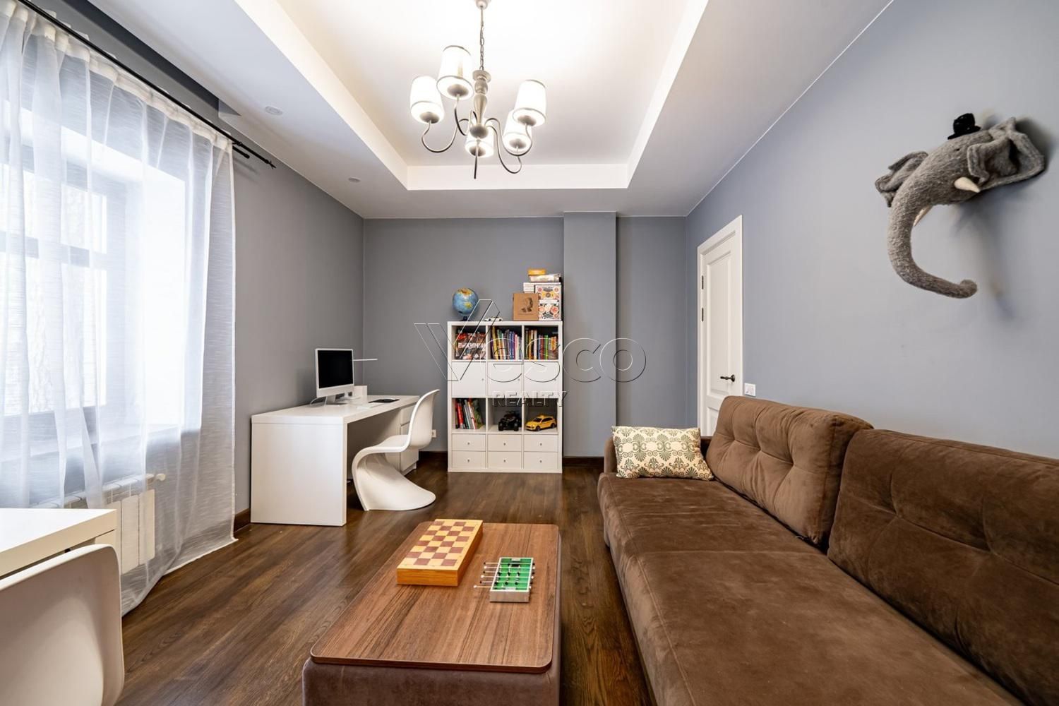 Кирпичный дом в классическом стиле на лесном участке