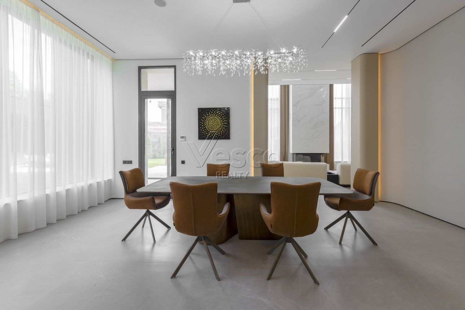 Современный дом с дизайнерской отделкой