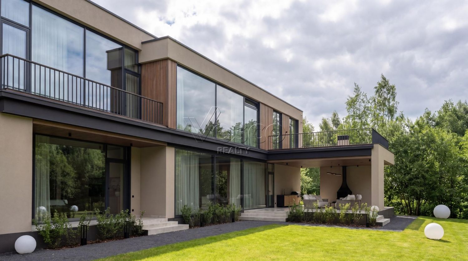 Современная Villa Fortuna на границе с лесом