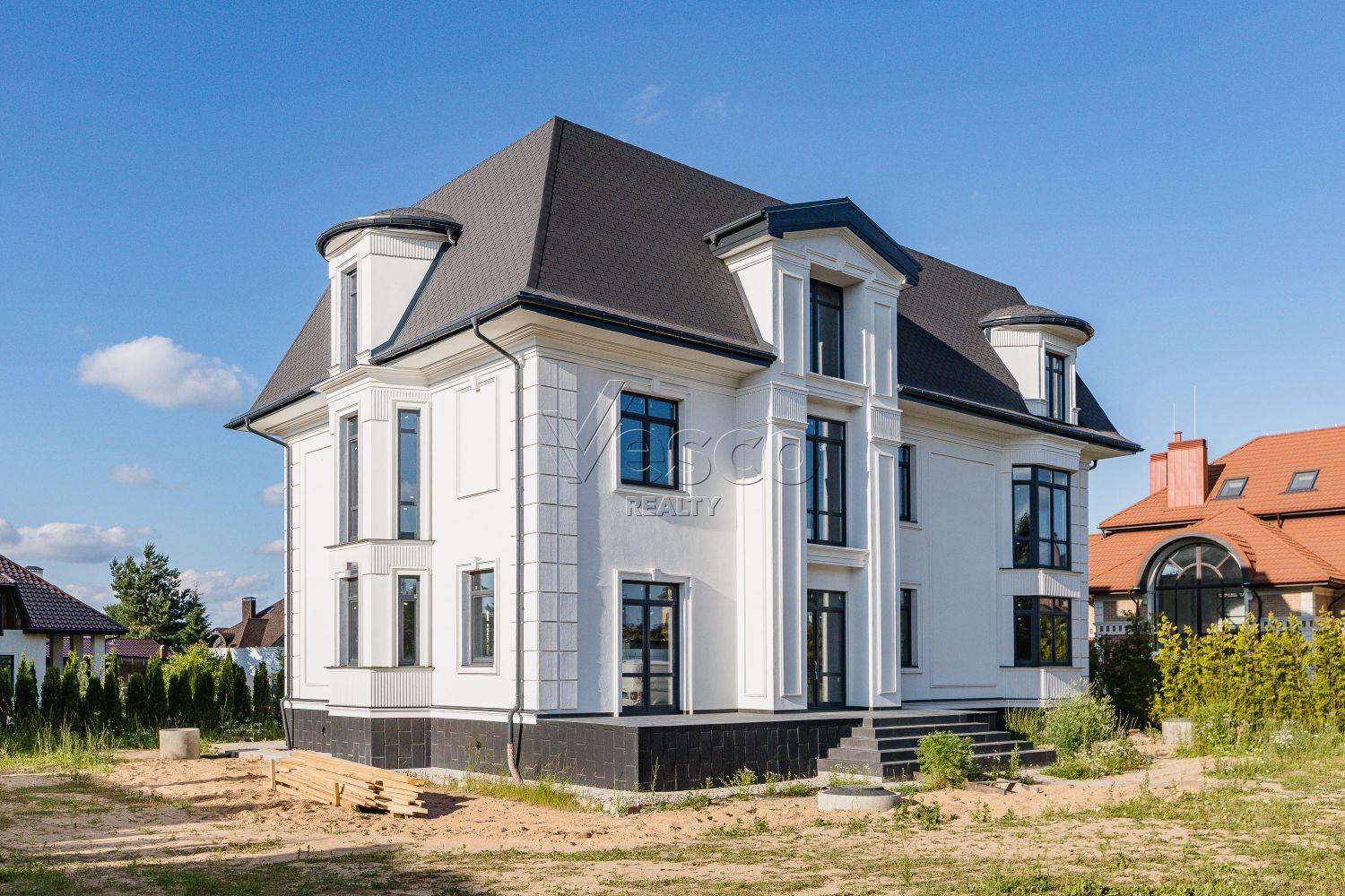 Дом в классическом стиле без отделки