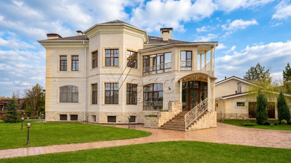 Семейная резиденция в VIP-зоне поселка